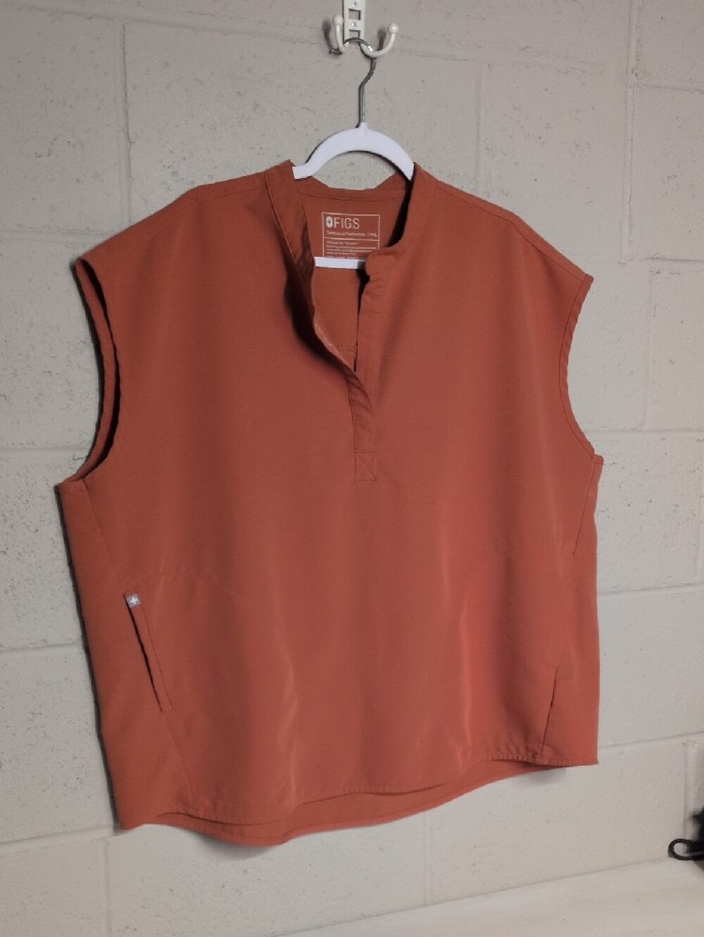 FIGS Rafaela Sleeveles Scrub Top Size XXL, Terracotta, excellent condition - Picture 3 of 5